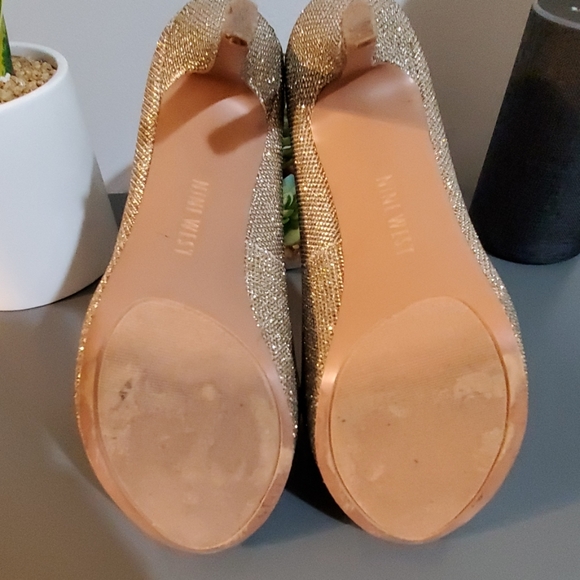 Gorgeous Gold Nine West Peep Toe Pumps - Picture 5 of 7